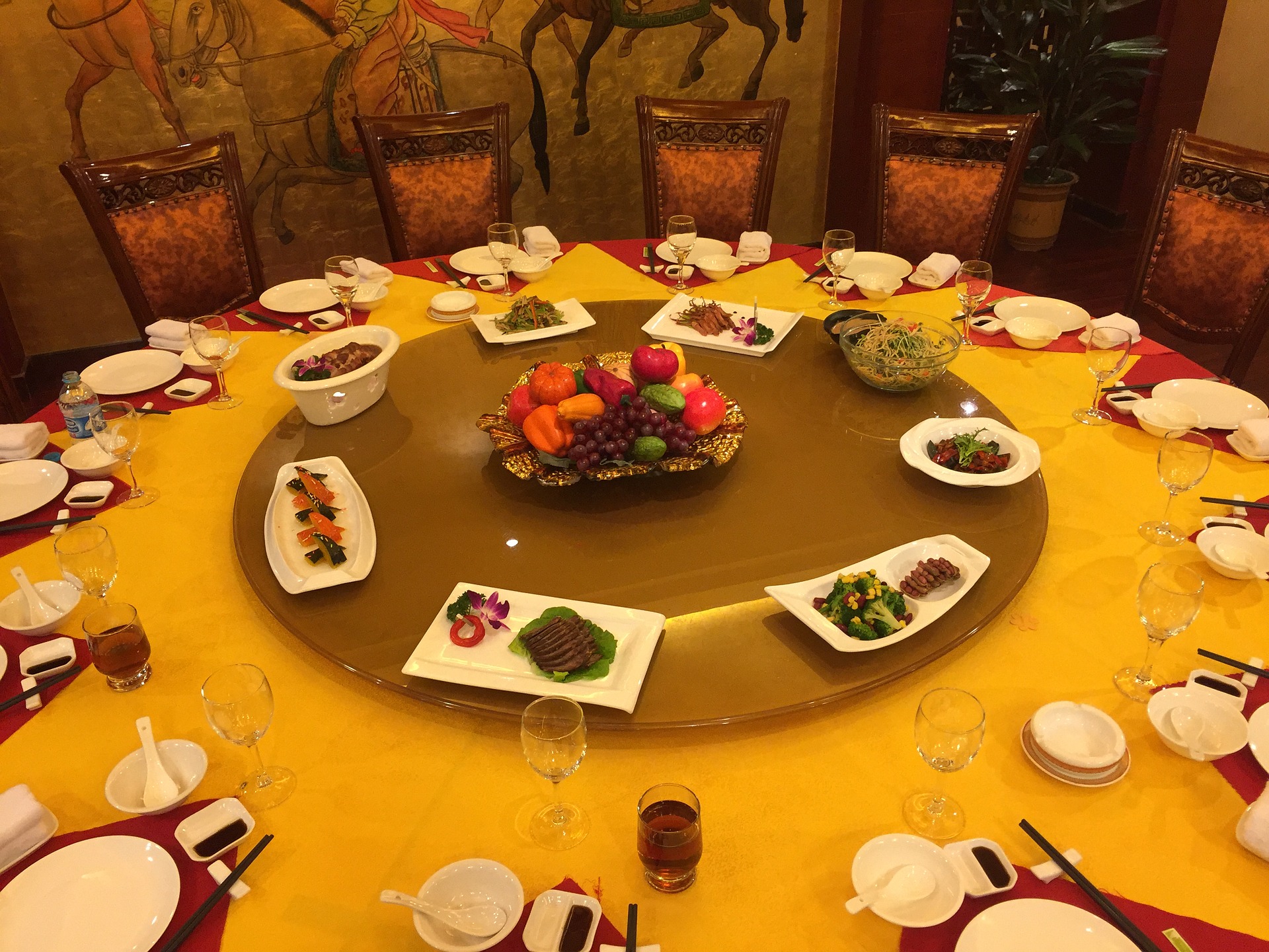 Gedeckter chinesischer Tisch